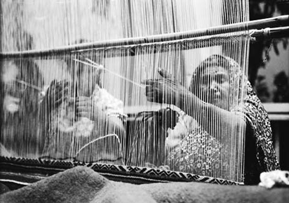 עולה מתימן אורגת שטיח במפעל של משכית, 1955 