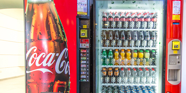 תביעה: קוקה־קולה מסבה הפסדים למשקר, חברת המכונות האוטומטיות שלה