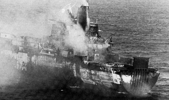 הספינה אטלנטיק קונבייר עולה בלהבות, צילום: UK MOD
