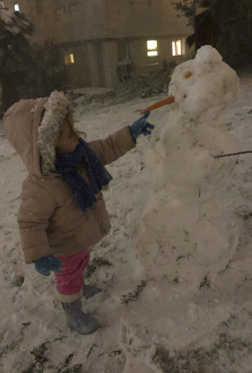 צליל משחקת עם בובת שלג בכפר עציון