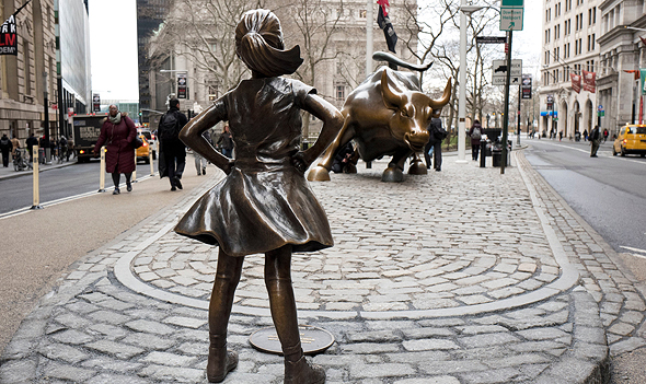 תמונה הילדה והשור זו מול זה בהצבה המקורית - כאמור פסל הילדה הועבר בינתיים למיקום אחר, מול בניין הבורסה.