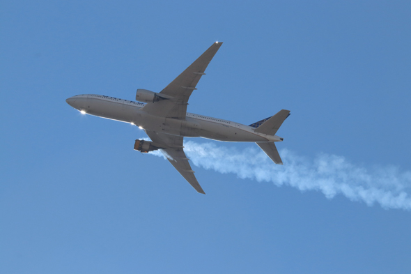 מטוס 777 שהמנוע שלו בוער, צילום: אי פי איי