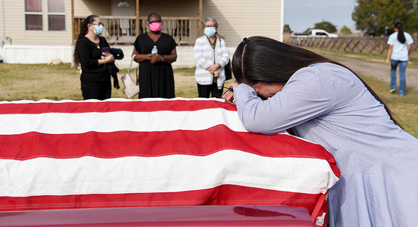  אישה בטקסס ליד ארון בעלה שמת בגיל 50 מקורונה, צילום: רויטרס