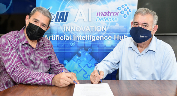 IAI's President &amp; CEO Boaz Levy with Matrix CEO Moti Gutman, at the agreement signing. Photo: Israel Hadari 