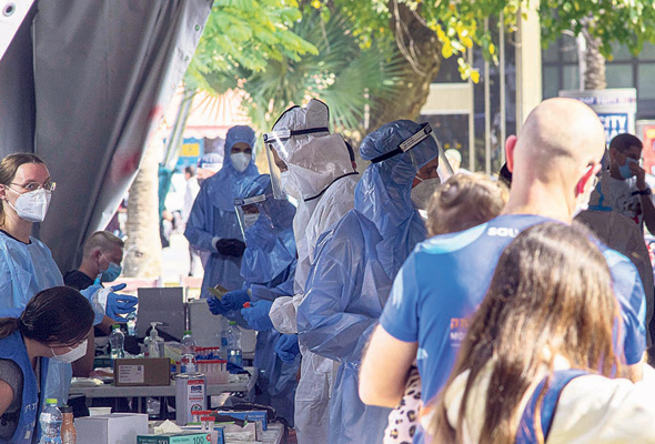 מתחם הבדיקות והחיסונים בכיכר רבין בת"א. תנאים להגעה לעבודה