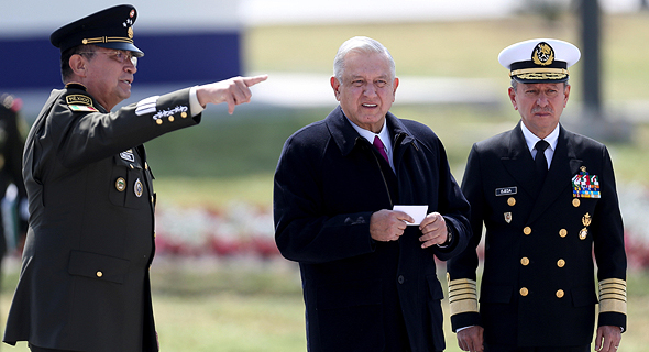 מימין: מפקד חיל הים של מקסיקו רפאל אוז'דה דוראן, שחלה בקורונה, עם הנשיא אנדרס מנואל לופז אוברדור