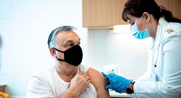 ראש ממשלת הונגריה ויקטור אורבן מקבל חיסון , צילום: איי פי