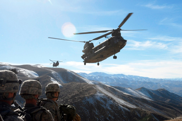 צ'ינוק בא לאסוף חיילים באפגניסטן, בגובה בו האוויר דליל - מה שפוגם ביעילותם של מסוקים
