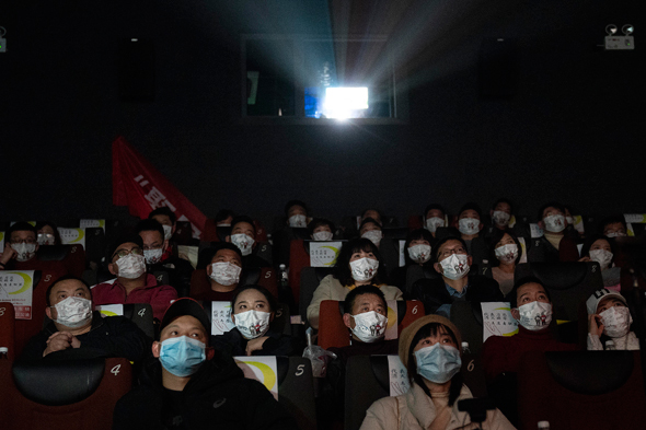 צופים בקולנוע בווהאן, סין