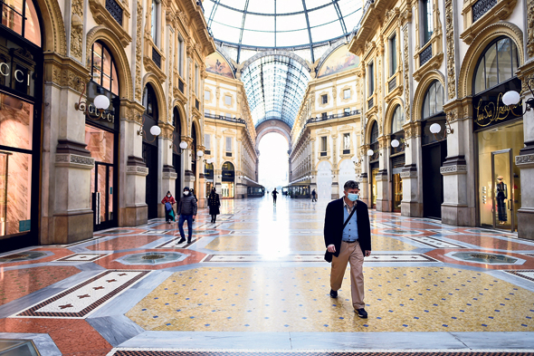 מרכז הקניות גלריה ויטוריו עמנואל השני במילאנו, בשבוע שעבר, צילום: רויטרס