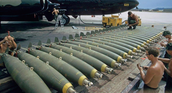 מטען פצצות מוכן להטענה בבסיס בדרום מזרח אסיה, צילום: USAF