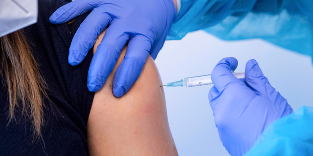 הראשונה בעולם: דנמרק עצרה את תוכנית החיסונים נגד קורונה