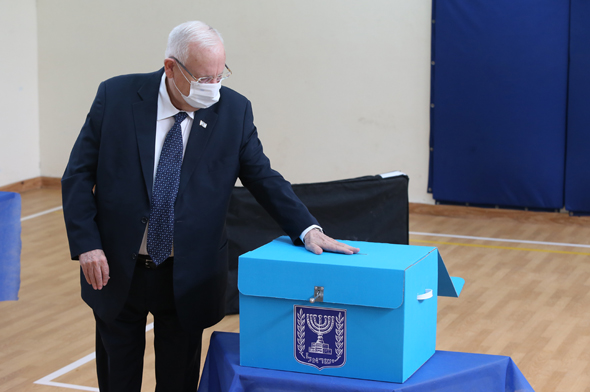 הנשיא ריבלין מצביע הבוקר בירושלים, צילום: עמית שאבי