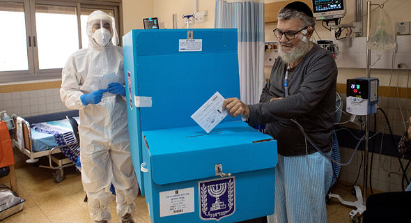 הצבעה בחירות 2021 חולה קורונה בית חולים שיבא קלפי, צילום: רויטרס