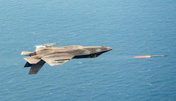 F35 יורה במהופך במסגרת ניסויי טיסה, צילום: Lockheed Martin
