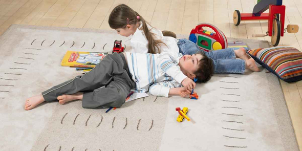 ילדים משחקים על שטיח נקי