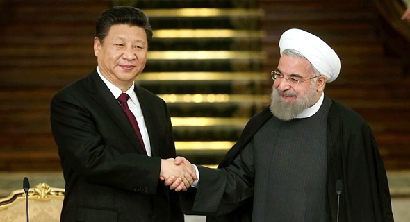 מימין: נשיא איראן חסן רוחאני ונשיא סין שי ג'ינפינג. הסכמי סחר