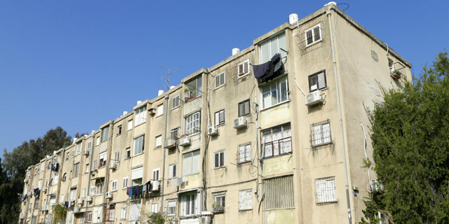 מבנה מגורים בתל אביב המיועד לפינוי־בינוי. “איזון בין הצורך להגן על זכויות הדיירים ובין הצורך לקדם פינוי־בינוי ביעילות”, צילום: עמית שעל
