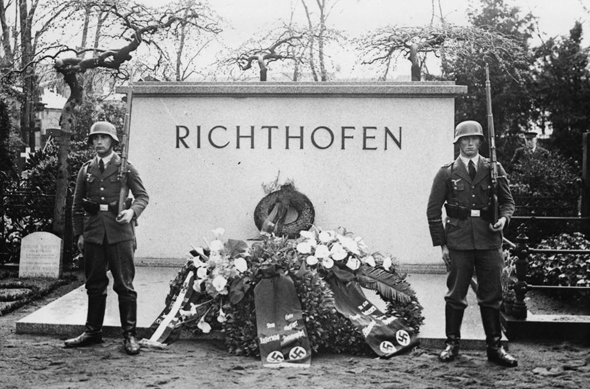 קיר הזיכרון של מנפרד בברלין, בימי מלחמת העולם השנייה