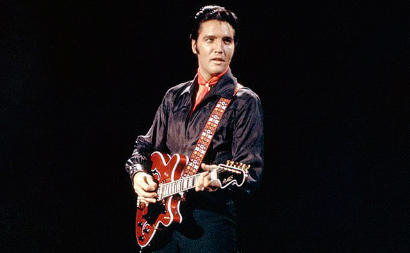 אלביס עם הגיטרה החשמלית  ב-1968, צילום: גטי אימג