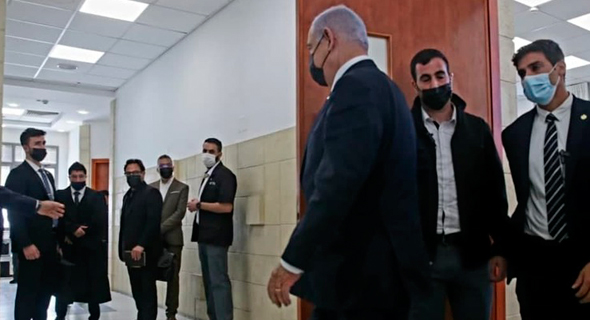 ראש הממשלה בנימין נתניהו יוצא מאולם , צילום: אורן בן חקון