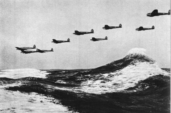 מפציצי היינקל 111 גרמניים מעל לתעלת למאנש, בדרכם להפציץ את בריטניה 
