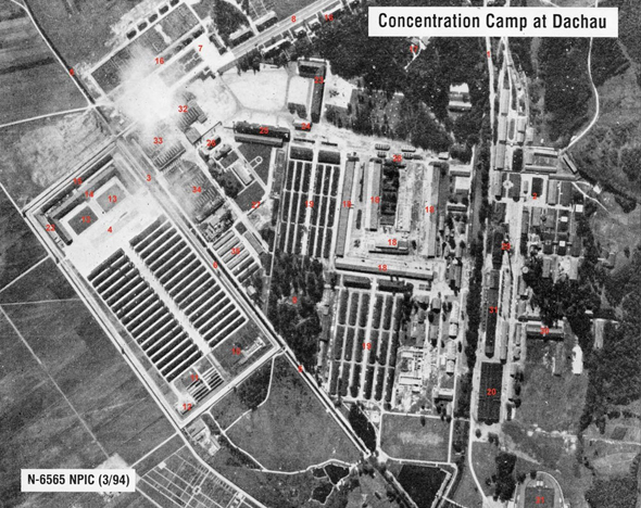 תצלום אוויר של מחנה דכאו. המספרים הם חלק מפיענוח גיחת צילום אמריקאית