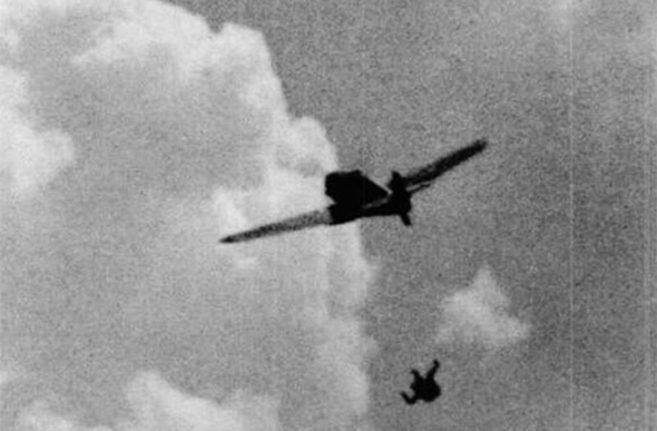 טייס מסרשמיט גרמני פגוע נוטש את מטוסו, צילום: USAF