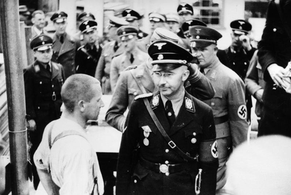 ראש האס-אס, היינריך הימלר, מבקר במחנה דכאו, צילום: Bundesarchiv 