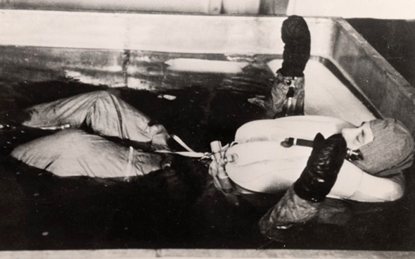 אסיר בציוד טיסה בתוך המים המקפיאים, צילום: Columbia University 