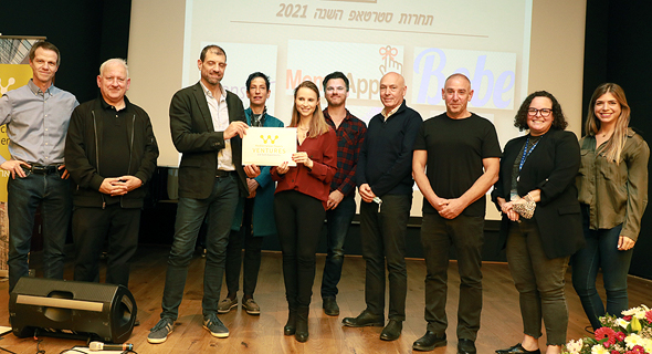 The prize was awarded to Ariel Almos, CEO of the product’s developer, Eyeclick. Photo: Ranaan Cohen