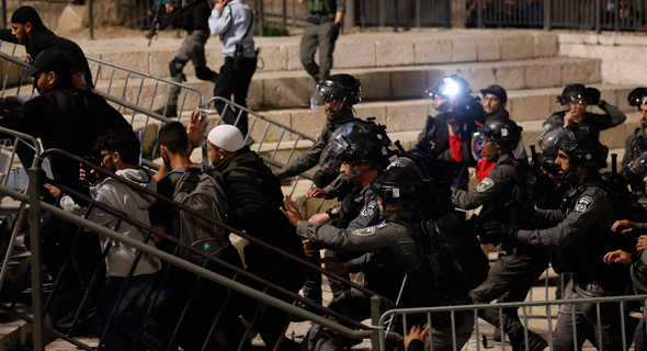 עימותים בין שוטרים למפגינים באזור שער שכם, הערב, צילום: איי אף פי
