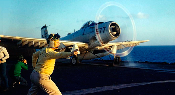 סקייריידר ממריא למשימה ב-1965 מנושאת המטוסים מידוויי 