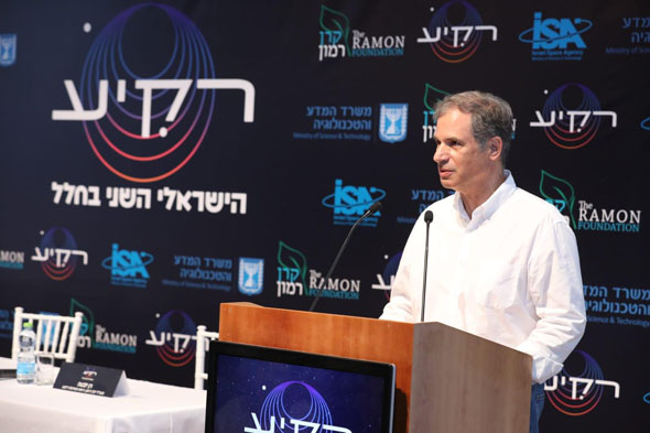 Next Israeli astronaut Eytan Stibbe speaks to the public announcing the experiments he will take with him to the ISS on Wednesday. Photo: PR