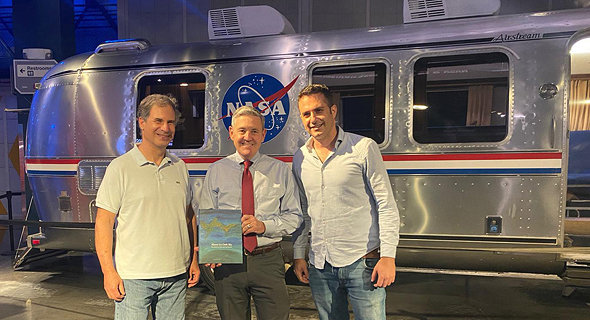 Stibbe (left) and Ran Livne (right) meet with Bob Cabana of NASA (center). Photo: PR