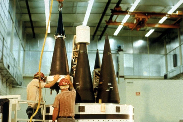 ראשי נפץ גרעיניים מתפצלים (MIRV) מותקנים בחרטומו של טיל בליסטי