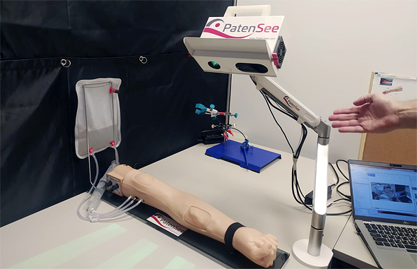PatenSee&#39;s innovatie device &quot;scans&quot; an artifical arm. Photo: PatenSee