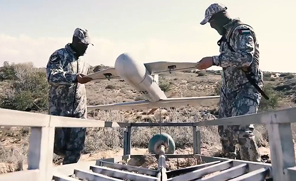 מחבלי חמאס מכינים שיהאב לשיגור, צילום: מתוך סרטון חמאס