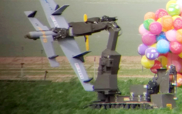 רובוט סילוק פצצות תופס את הצעצוע המשונה של חמאס