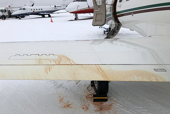 נזילת נוזל הידראולי מכנף מטוס קל, צילום: personalwings