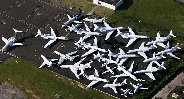 לא רק מטוסי נוסעים: גם מטוסי מנהלים וכלים פרטיים אחרים הם לבנים ברובם, צילום: Timo Breidenstein