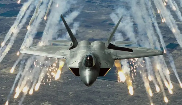 יכול ליפול כמו כל מטוס אחר. F22 משחרר נורי הטעייה נגד טילים, צילום: USAF 