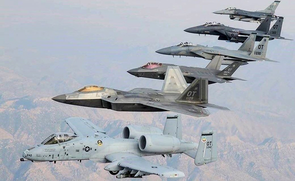 תמונה משפחתית. מלמעלה: ה-F16 הקטן, ה-F15E ומתחתיו F15C, ה-F35 החדיש, ה-F22 וה-A10, צילום: USAF 