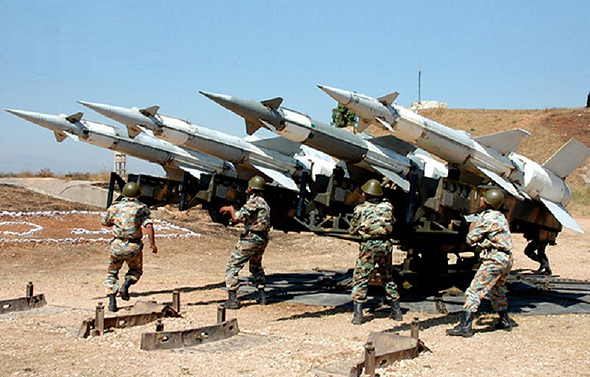 חיילים סורים מטפלים במשגר טילים