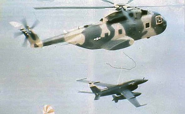 פיירבי נאסף באוויר בידי מסוק, צילום: USAF