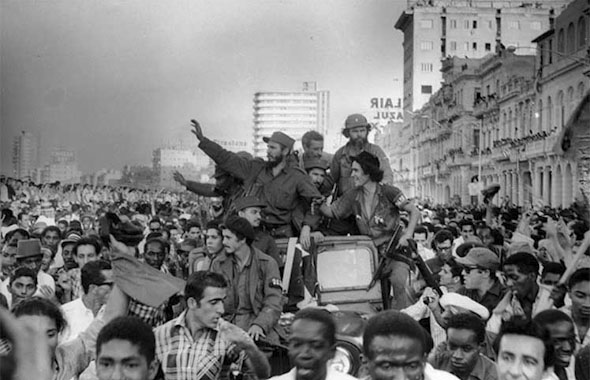 פידל קסטרו וסגניו בצעדת ניצחון בהוואנה הבירה