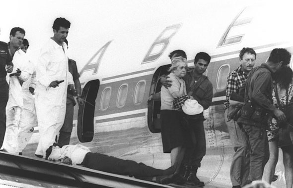 שחרור חטופי מטוס סבנה ב-1972, במבצע נועז של צה"ל. משמאל: אהוד ברק ודני יתום בסרבלי צוות קרקע, צילום:  דובר צה"ל