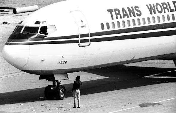 חטיפה של טיסה TWA מספר 847 ב-1985; מו"מ בין החוטפים שבקוקפיט , צילום:  רויטרס