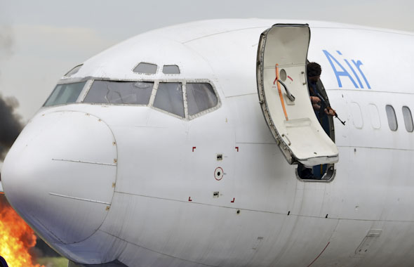 חוטף ונשקו מציצים מדלת מטוס, במסגרת תרגיל, צילום:  משאטרסטוק