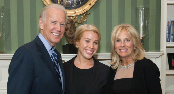 Sarah Bard (center) alongside U.S. President Joe Biden and his wife Jill Biden. Photo: The White House